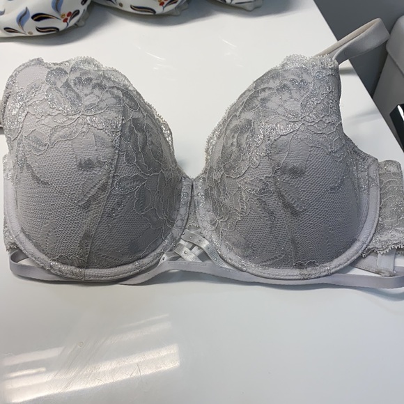 Beautiful white and silver bra 32DD - Picture 2 of 3